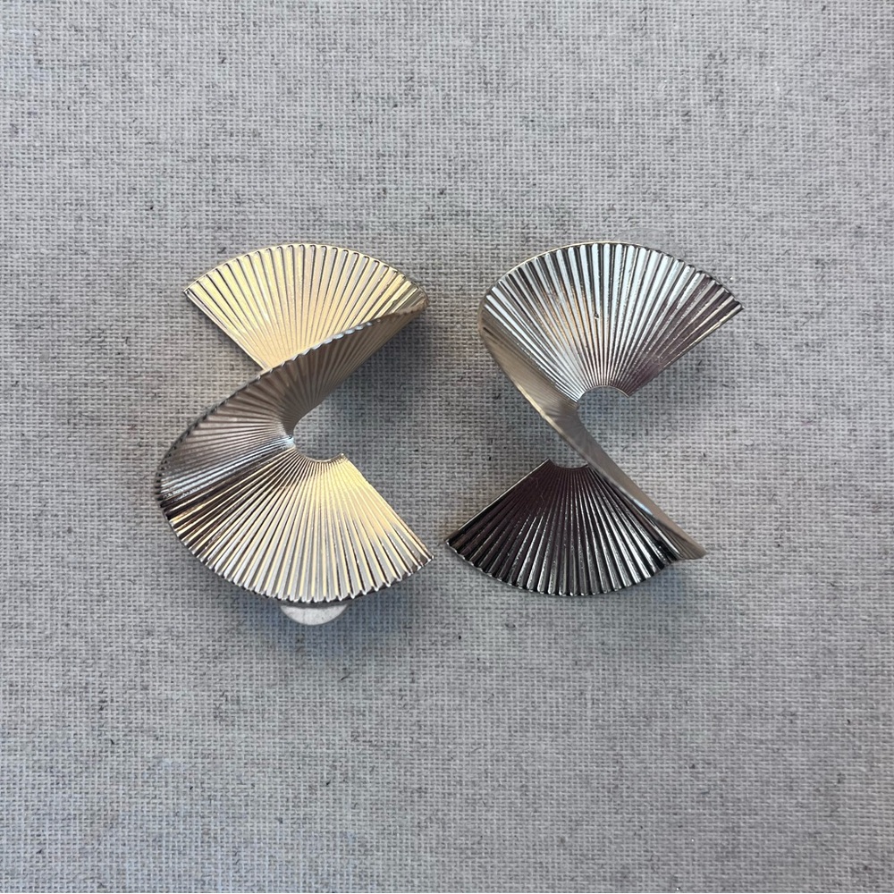 Large Gold Tone Statement Fan Earrings - Picture 2 of 7